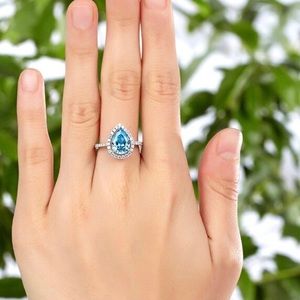2 CT Blue/ Silver Pear Shape brilliant Gold